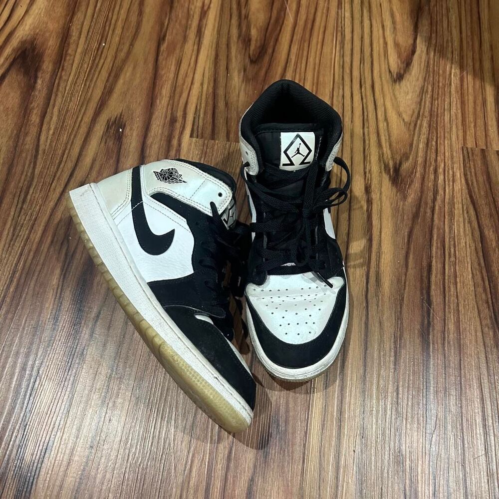 Nike Women's Black and White Trainers